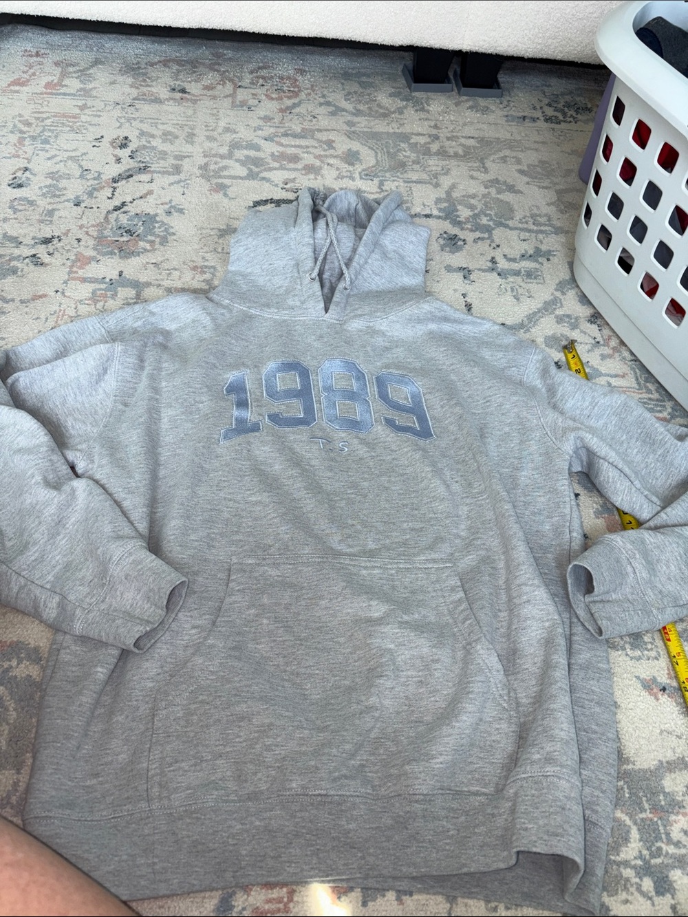 1989 Taylor Swift Sweatshirt size larg